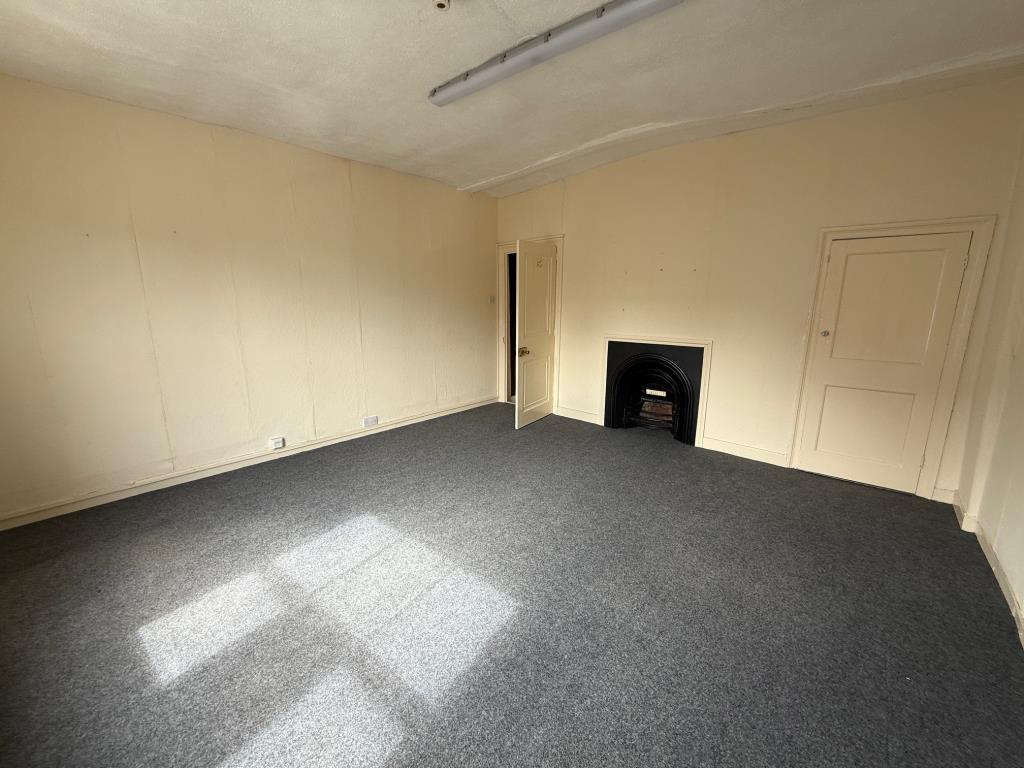 Lot: 61 - TENANTED GROUND FLOOR SHOP WITH VACANT OFFICE ABOVE - 40 Burkitts Lane - First Floot office at the front with fireplace